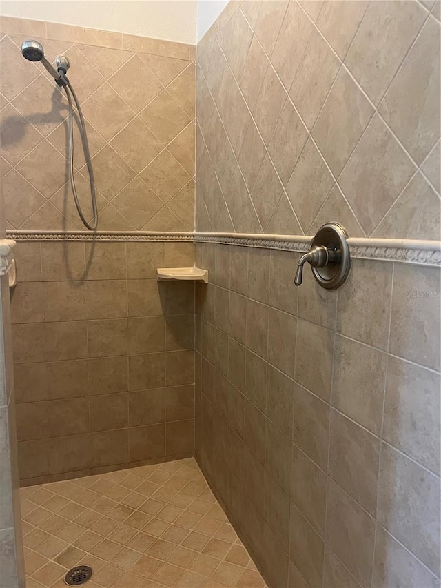 bathroom featuring tiled shower