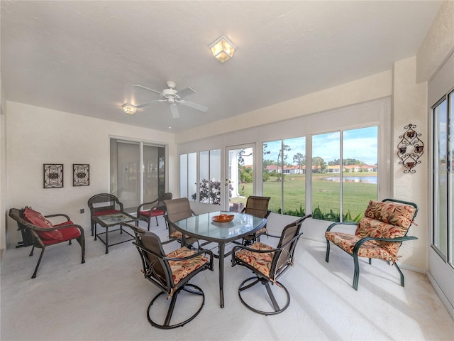 sunroom with ceiling fan