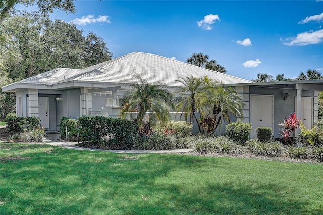 view of front of property featuring a front lawn