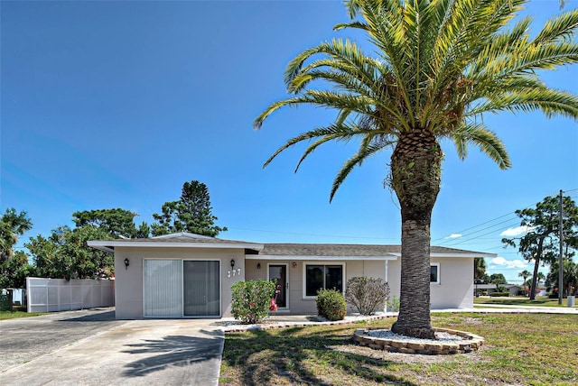 ranch-style home featuring a front lawn