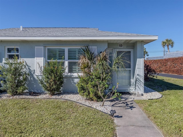 view of front facade with a front yard