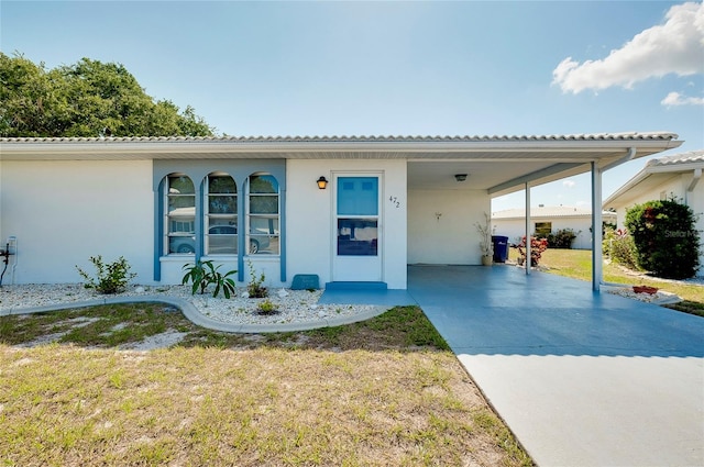 view of front of home featuring a front yard and a carport