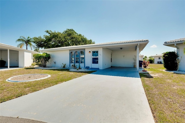 view of front of house featuring a carport and a front lawn