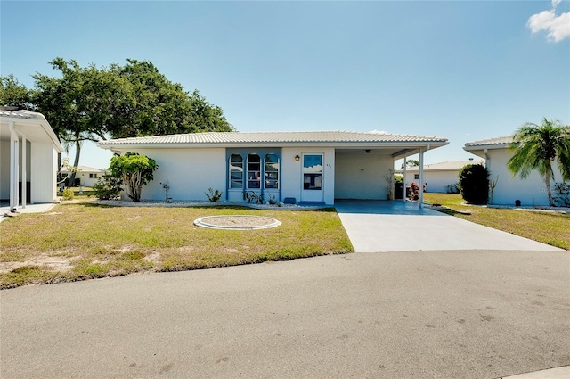 view of front of house featuring a carport and a front yard