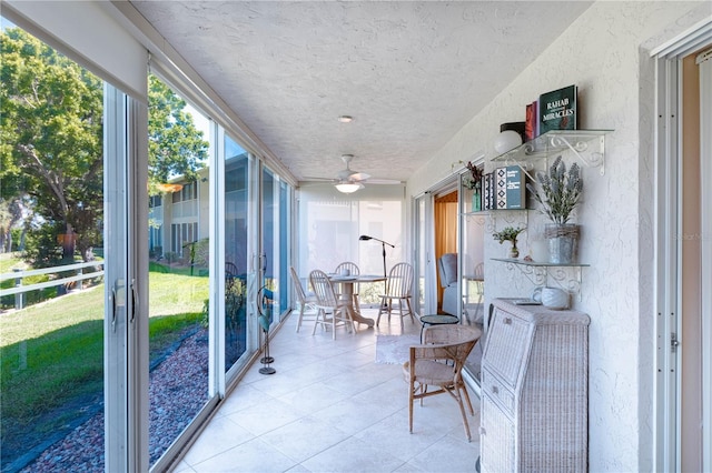 sunroom with ceiling fan