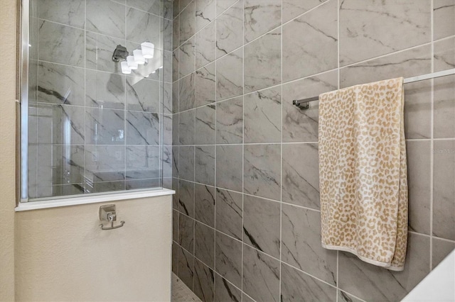 bathroom featuring a tile shower