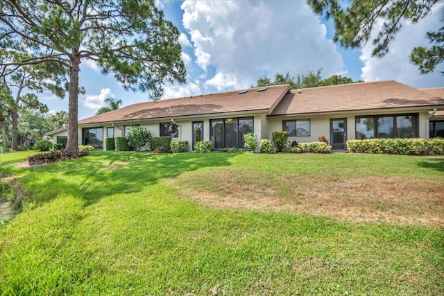 view of front of house featuring a front lawn