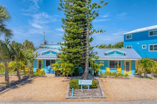 view of front of property featuring covered porch