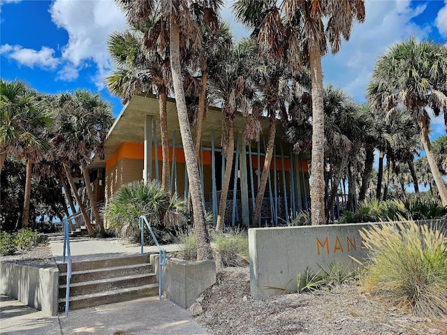 view of front of home featuring a fenced front yard