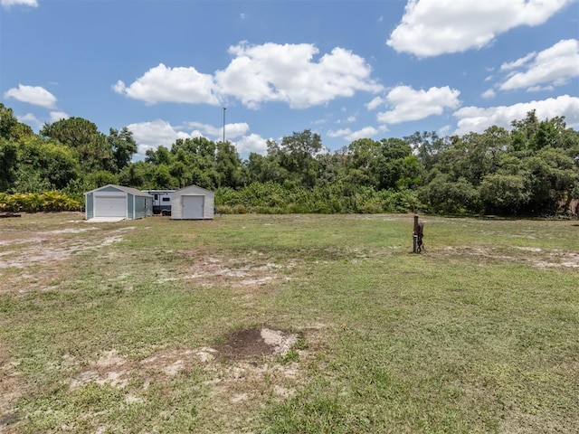 view of yard featuring an outdoor structure and a garage