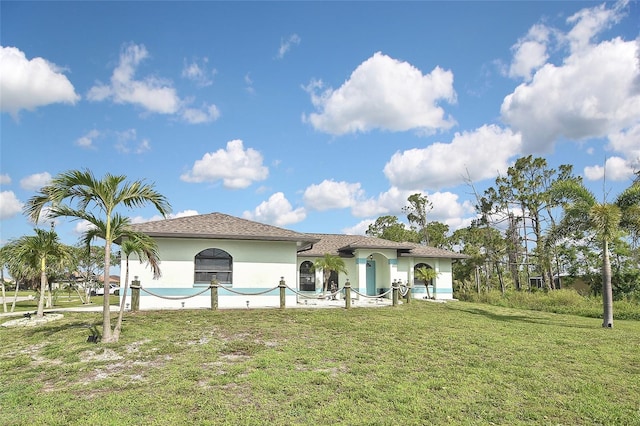 view of front of house featuring a front lawn