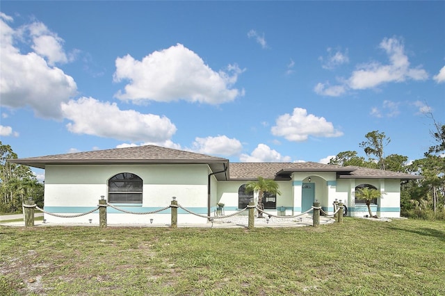 view of front of house featuring a front lawn