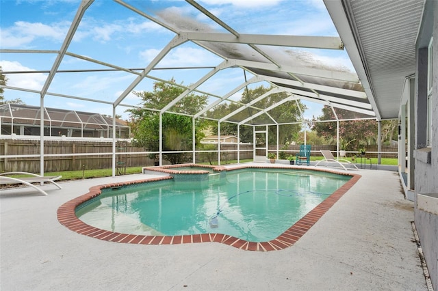 view of pool with an in ground hot tub, a patio area, and a lanai