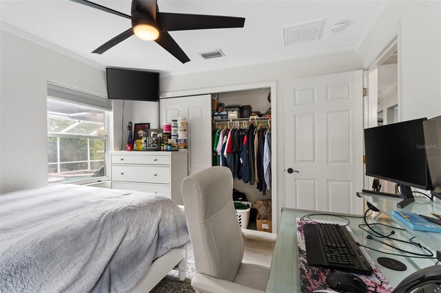 bedroom featuring crown molding, a closet, and ceiling fan