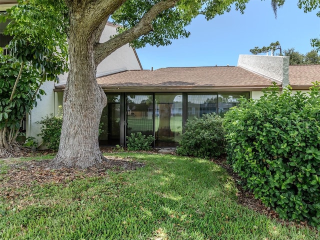 view of front facade with a front lawn