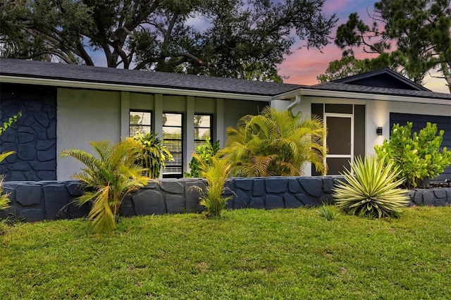 view of front facade featuring a yard