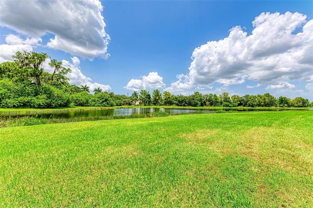 view of yard featuring a water view