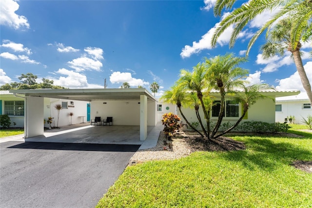 view of front of house featuring a front lawn