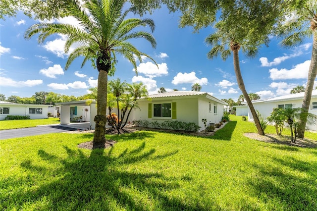 view of front of property with a front yard