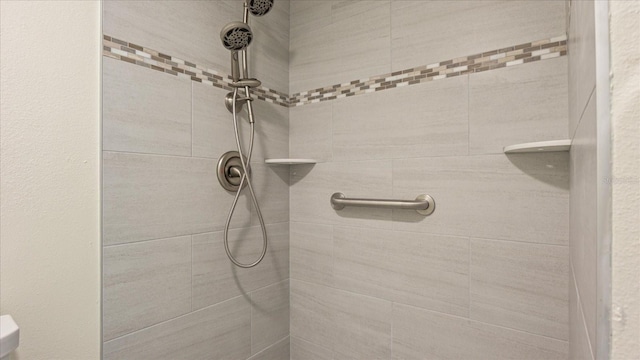 bathroom featuring a tile shower