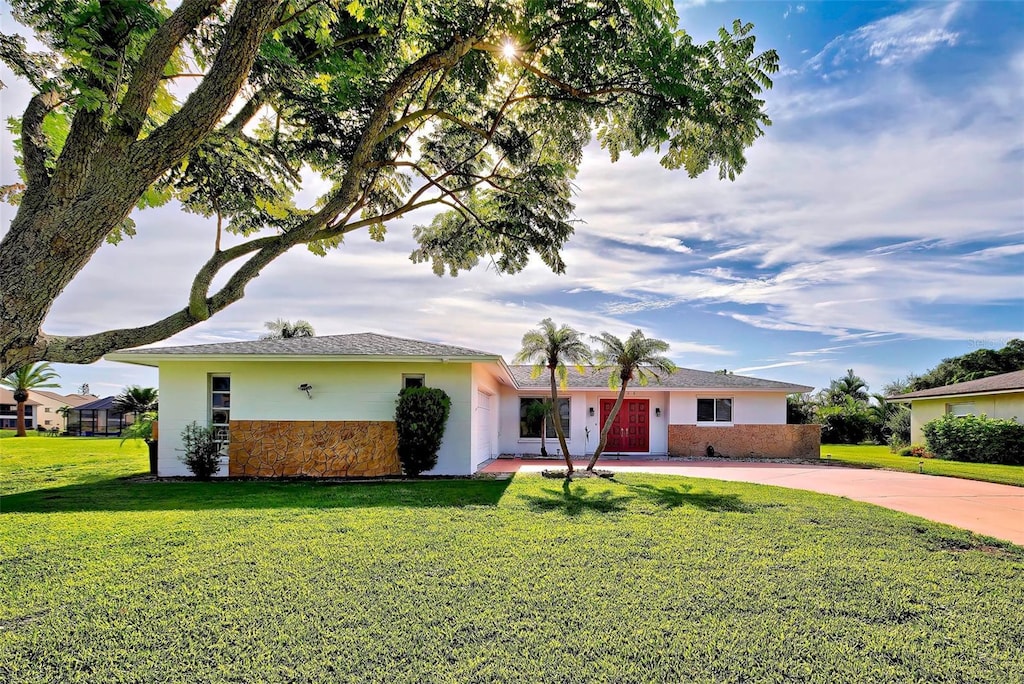 single story home featuring a front lawn