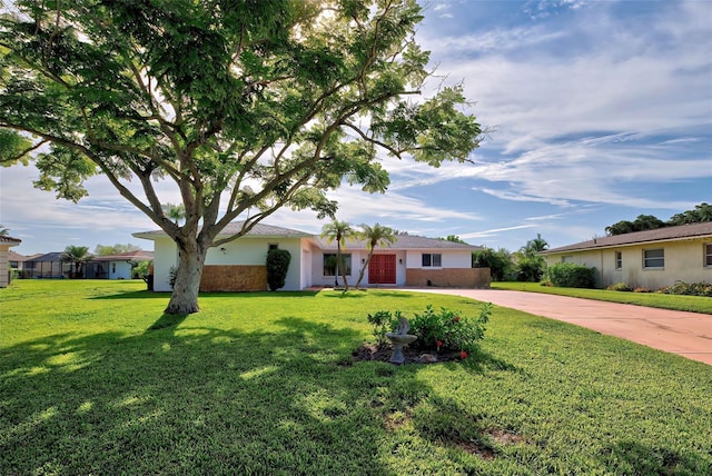 single story home featuring a front yard