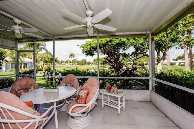 sunroom with ceiling fan