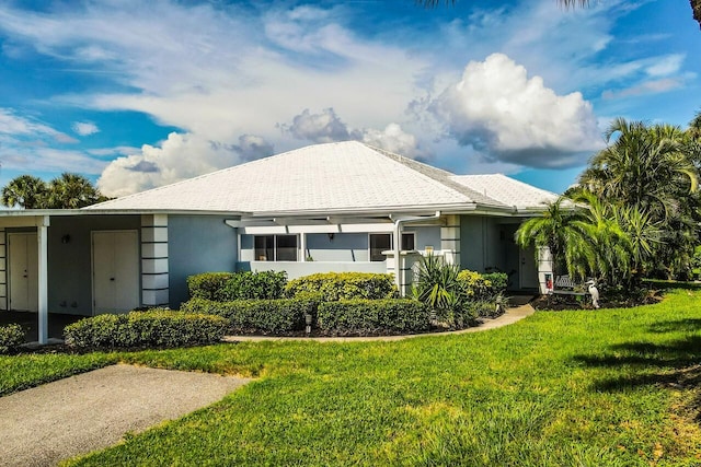 ranch-style home featuring a front lawn