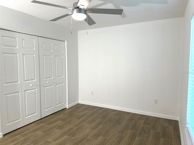 unfurnished bedroom featuring ceiling fan and a closet