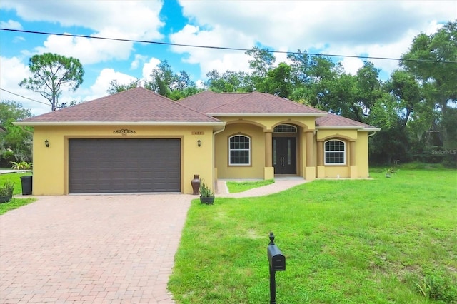 view of front of home featuring a garage and a front yard