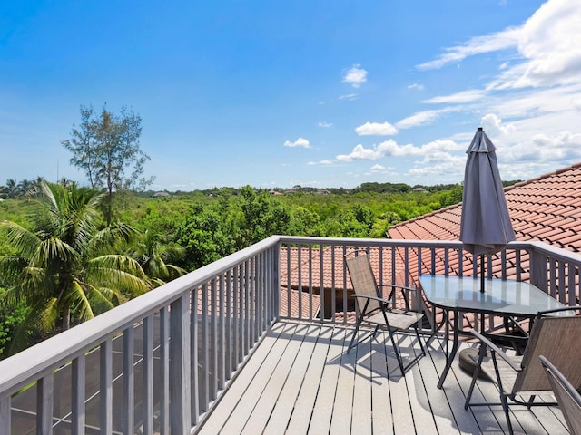 deck with outdoor dining area