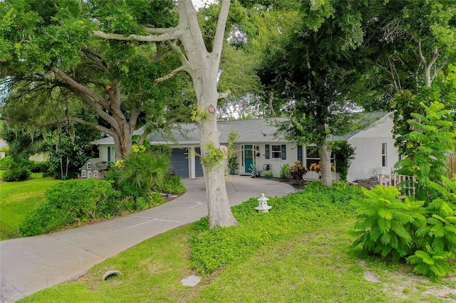 view of front facade with a front lawn