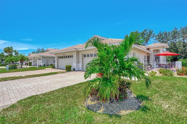 view of front of home featuring a front lawn