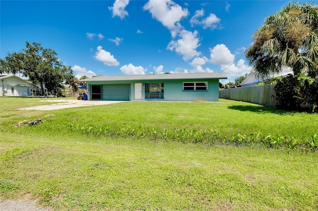 single story home featuring a front lawn