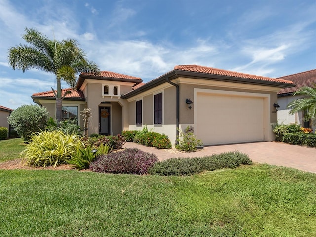 view of front of home featuring a front lawn and a garage