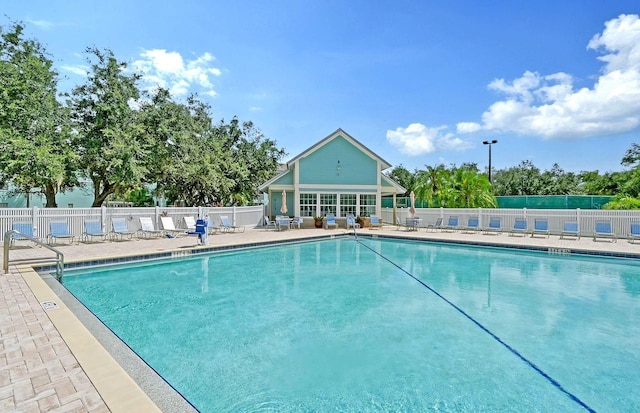 view of swimming pool