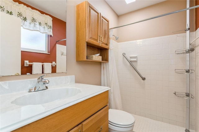 bathroom with a shower with curtain, vanity, and toilet