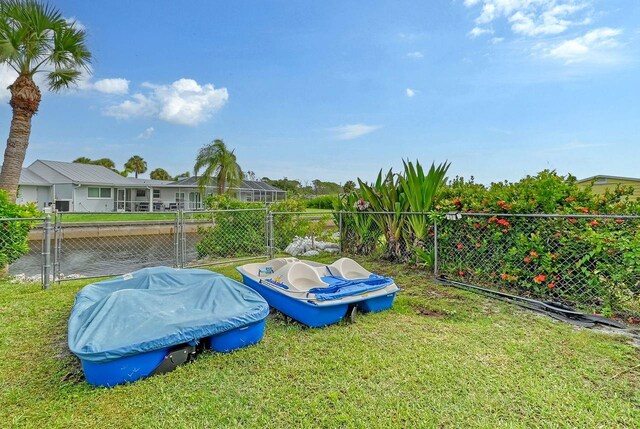 view of yard featuring a water view