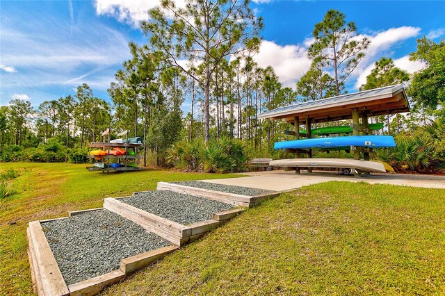 view of property's community featuring a lawn