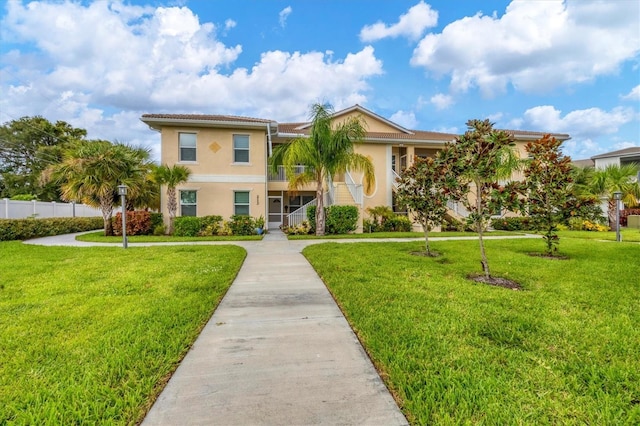 view of front of house featuring a front yard