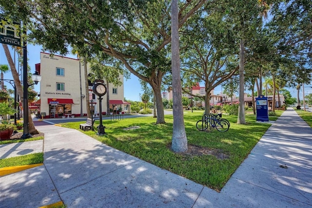 view of property's community featuring a yard