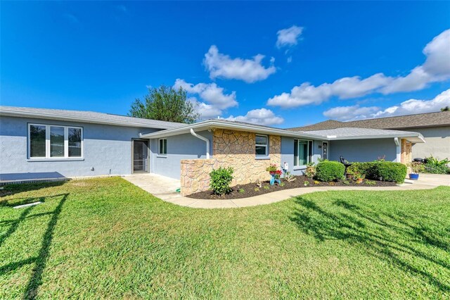 single story home featuring a front lawn