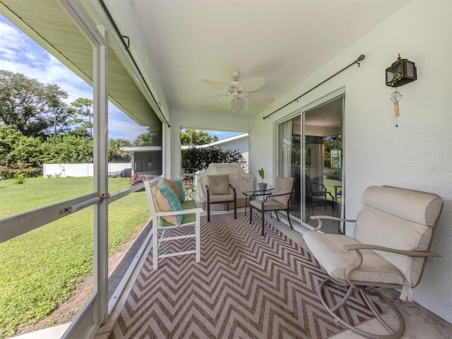 sunroom with ceiling fan