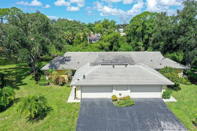 view of front of home featuring a garage and a front yard