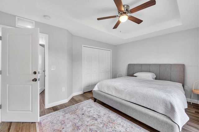 bedroom featuring hardwood / wood-style floors, ceiling fan, and a closet