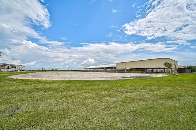 view of yard featuring an outbuilding