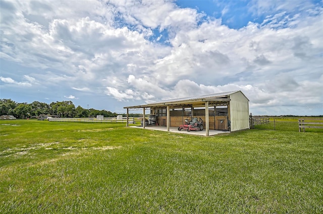 view of yard featuring an outdoor structure and a rural view