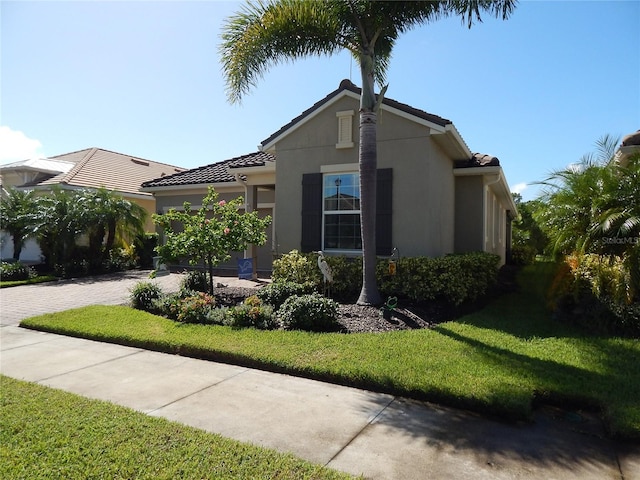 view of front of home featuring a front yard