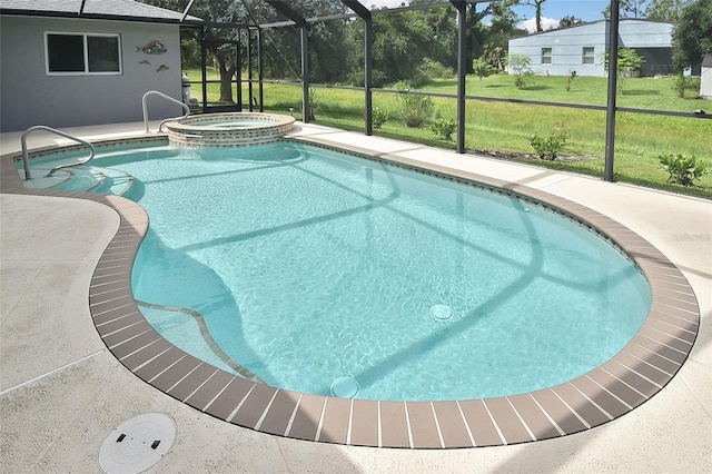 view of pool featuring an in ground hot tub, a lanai, and a lawn