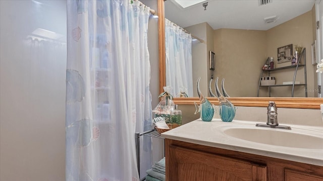 full bath featuring visible vents, vanity, and curtained shower